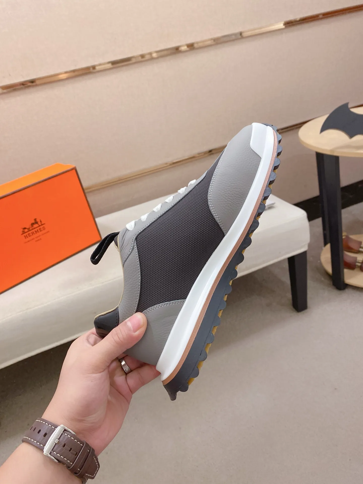 Men's shoes💰: 640💰HERMES/Hermes Leader sneakers! Tech twill, calfskin and suede goatskin sneakers featuring paneled multicolor twill, calfskin and suede. Lightweight geometric sole for a stylish urban look. Product details: White and orange rubber sole Black rubber sole with orange rubber insert Light natural leather insert White rubber toe cap Beige lambskin insole and lining Cotton strap, rubber lettering Sole height: 4cm Size: 38-39-40-41-42-43-44 (45.46 custom-made)